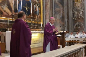 arcybiskup gądecki przy grobie Jana pawła drugiego